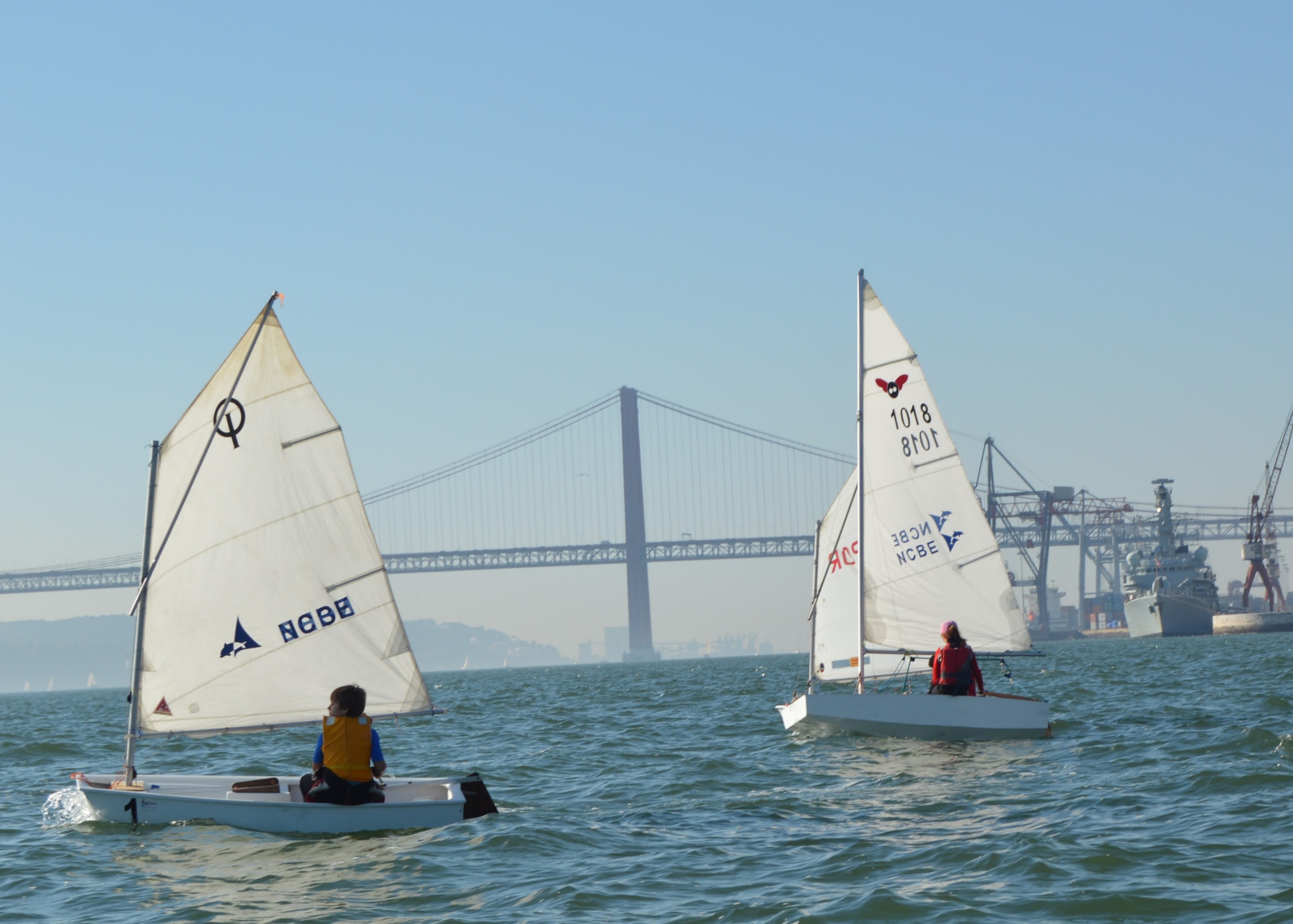 Barcos NCBE com Ponte 25 de Abril