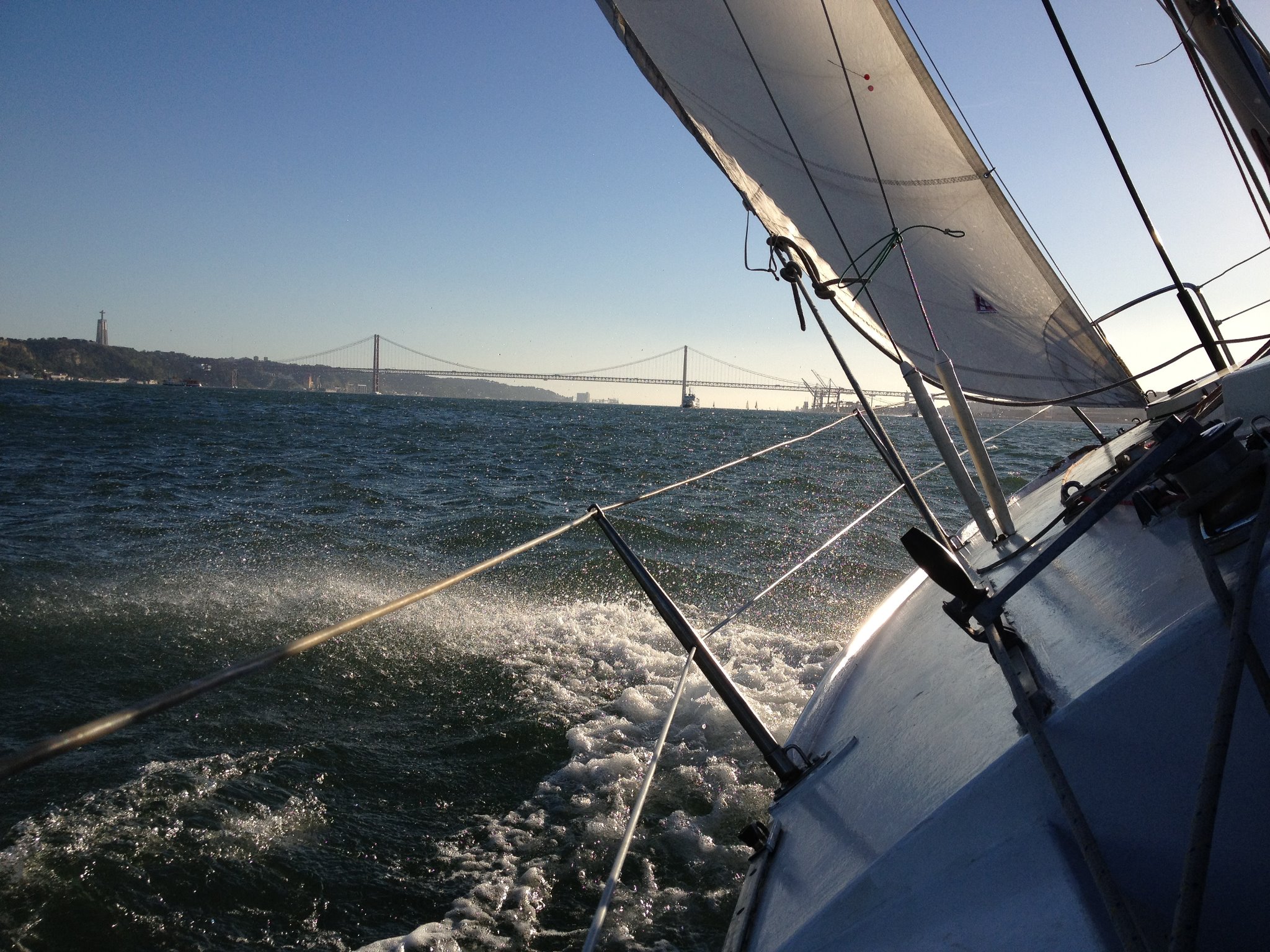 Veleiro no Tejo com Ponte 25 de Abril